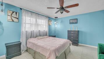 4 bedrooms, iron/ironing board, WiFi, bed sheets