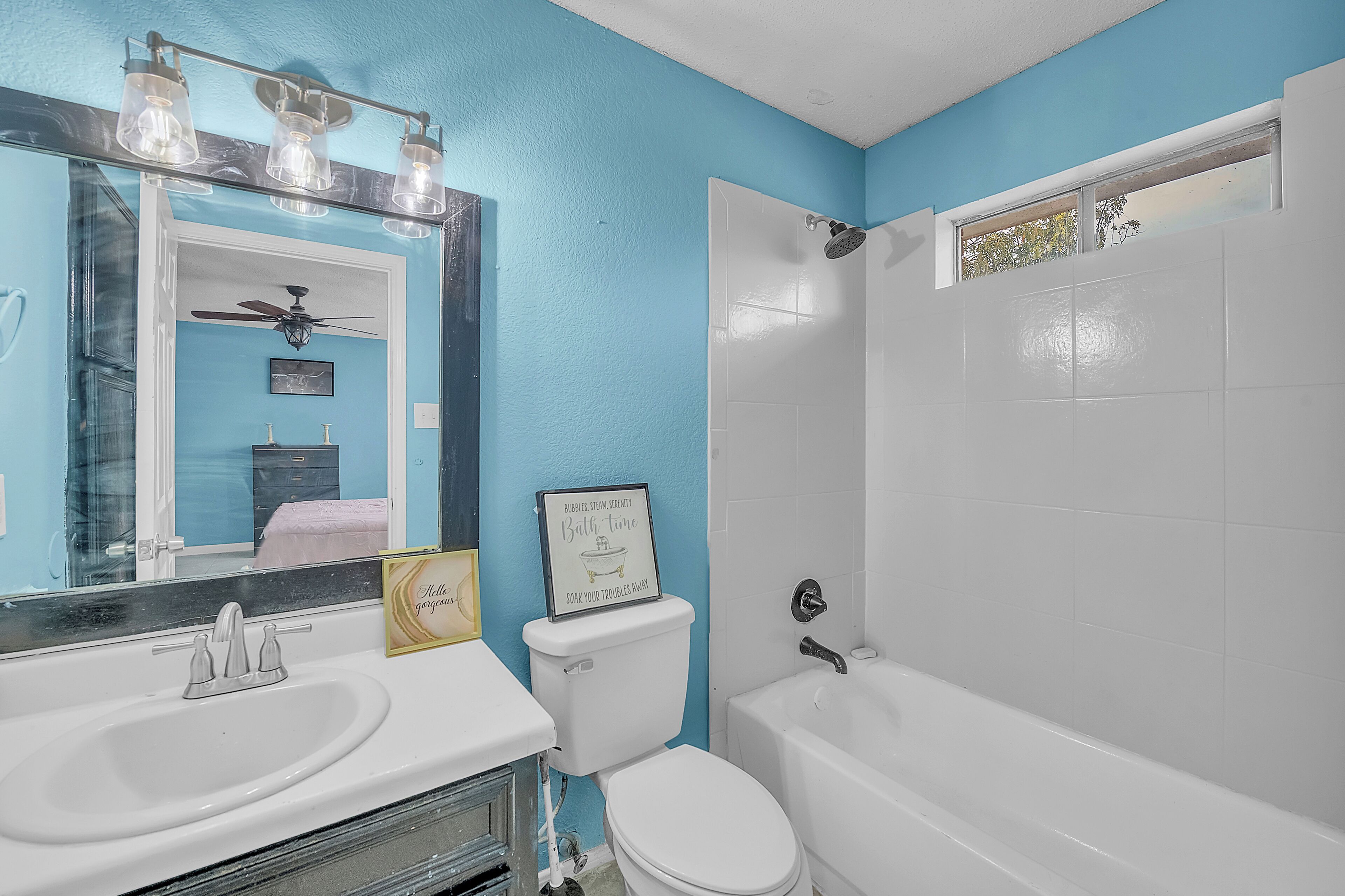 Secadora de cabello, toallas, jabón, papel de baño 