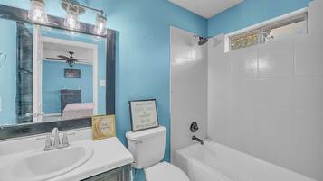 Hiustenkuivaaja, pyyhkeet, saippua, vessapaperi