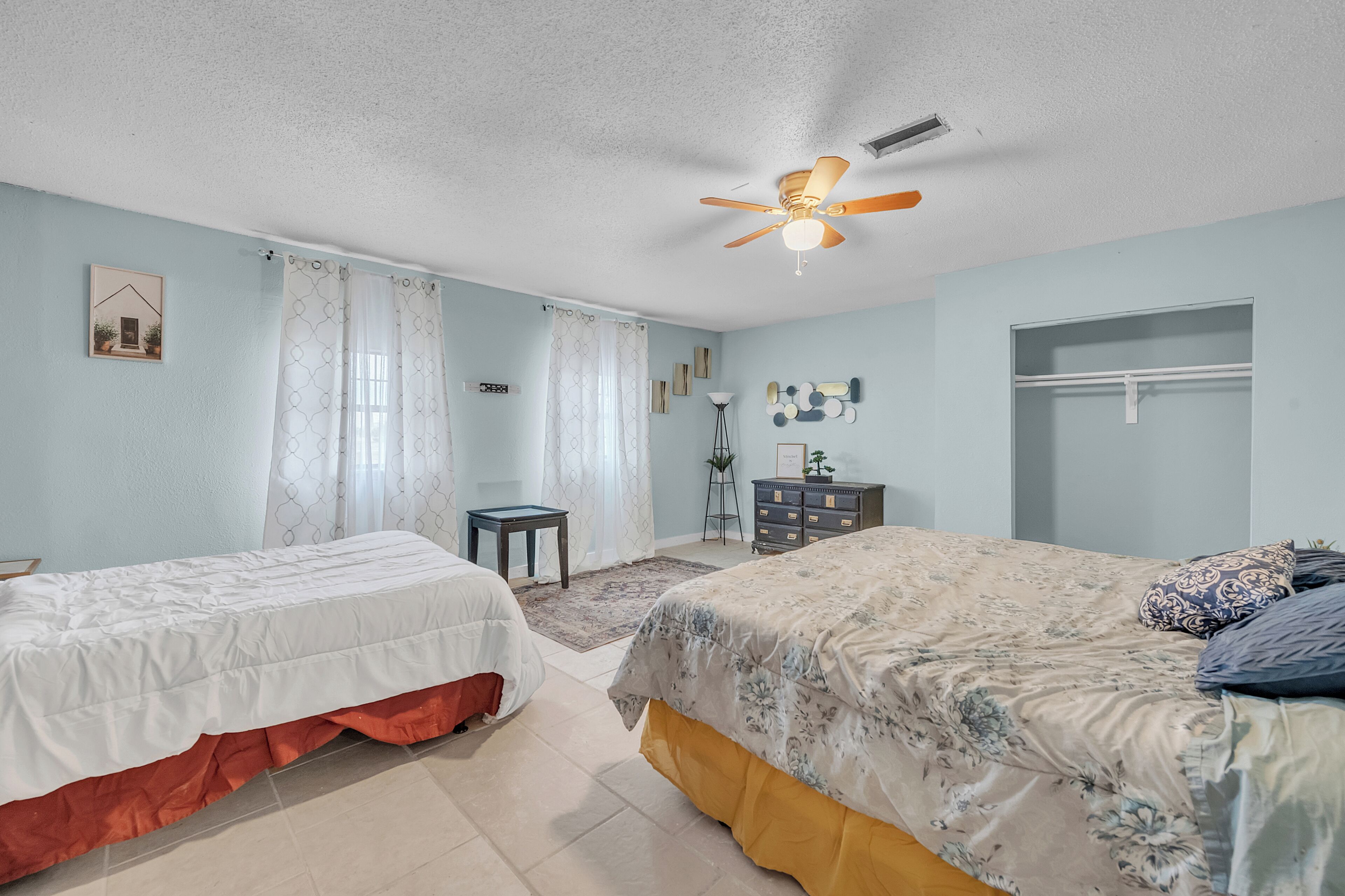 4 habitaciones, tabla de planchar con plancha, wifi y ropa de cama 