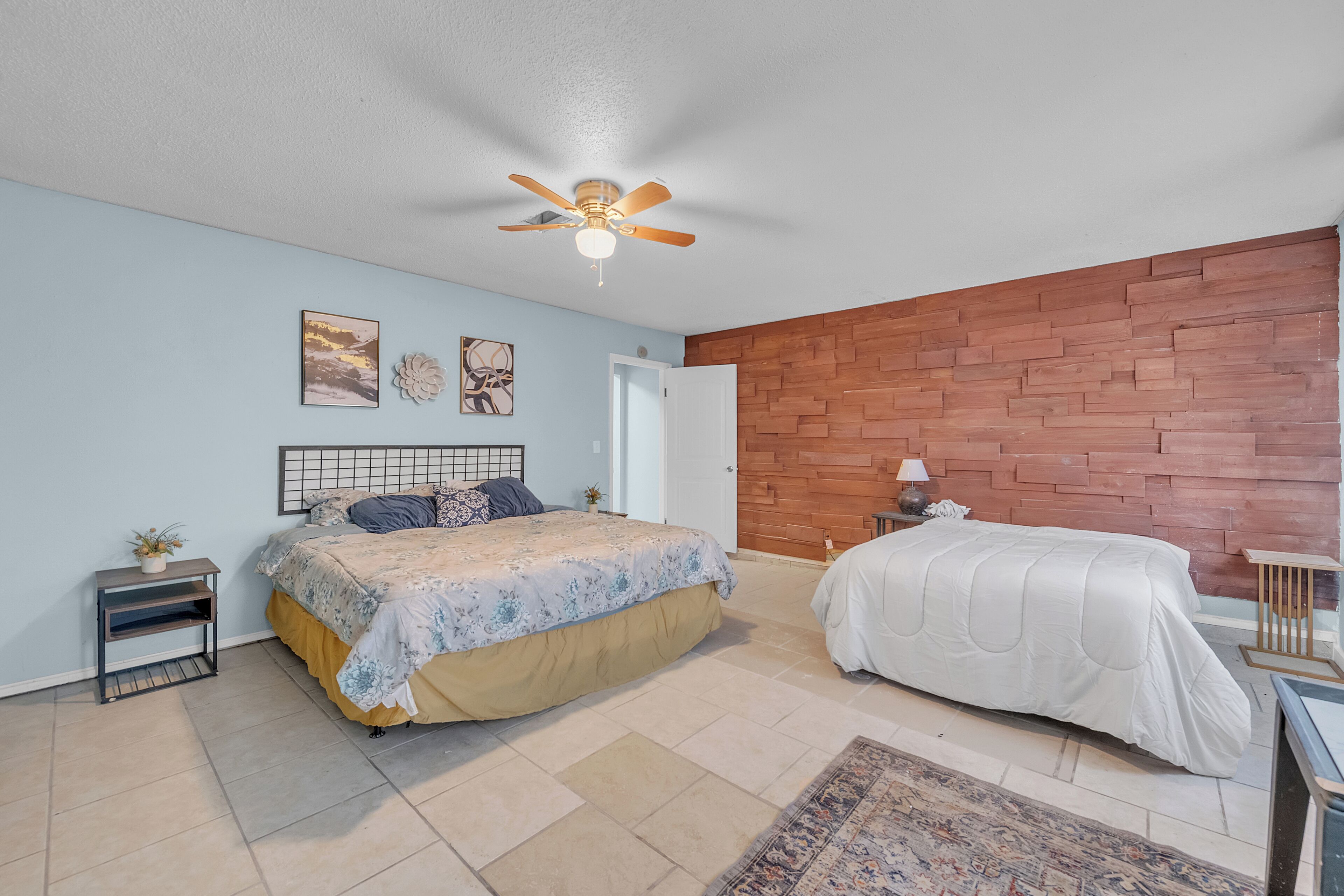 4 habitaciones, tabla de planchar con plancha, wifi y ropa de cama 