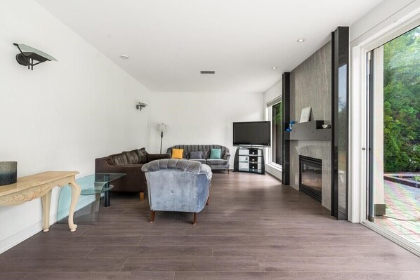 TV, fireplace - Beautiful House in Richmond center (Richmond)