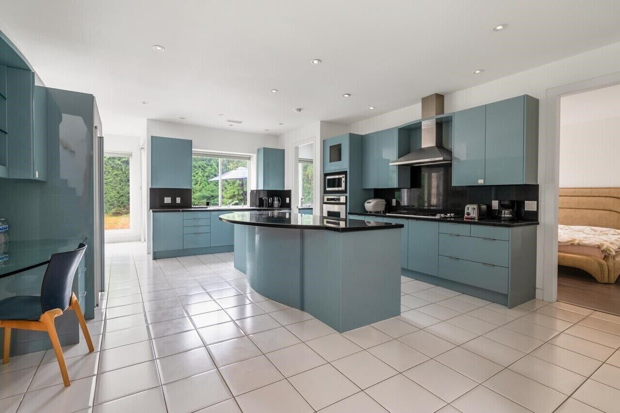 Een microgolfoven, een oven, een kookplaat, een vaatwasser