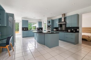 Microondas, horno, parrilla de estufa y lavavajillas 