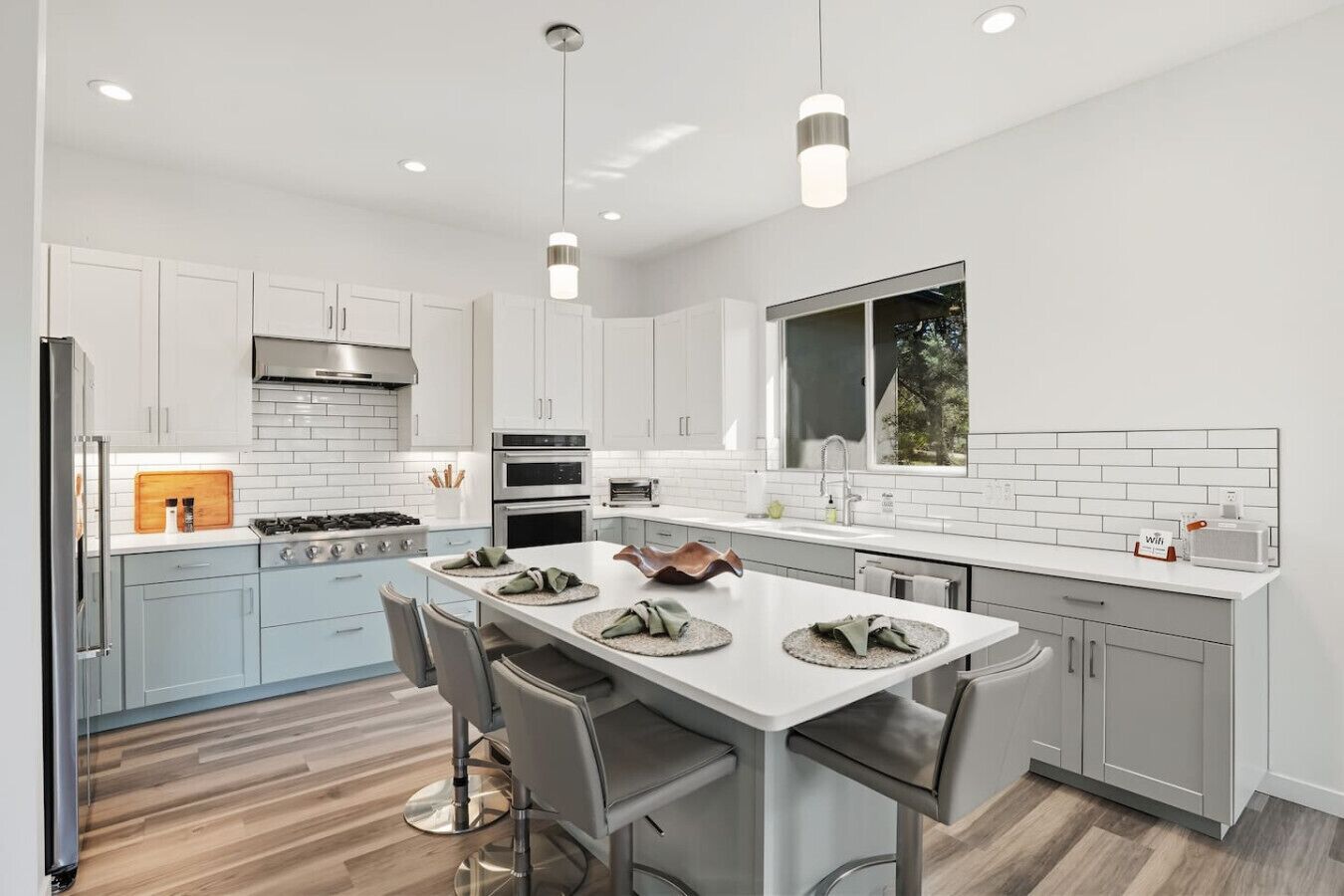 冷蔵庫、電子レンジ、オーブン、コンロ