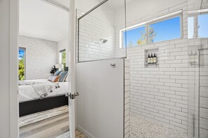 办公桌、熨斗/熨衣板、旅行婴儿床、WiFi