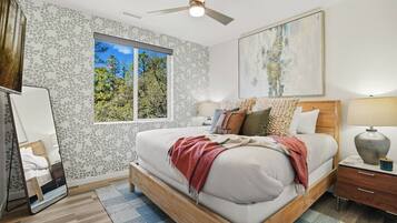 5 habitaciones, escritorio y tabla de planchar con plancha