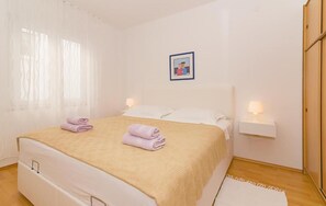 1 bedroom, travel cot, free WiFi - Amazing apartment in Pirovac with WiFi (Pirovac)
