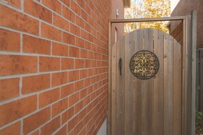Exterior detail - Comfortable Mississauga Stay, Private Entry, Laundry & Wi-Fi (Mississauga)