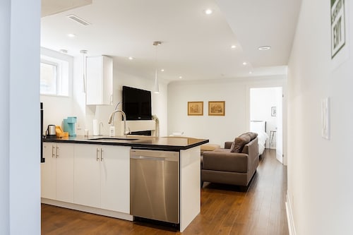 Comfortable Mississauga Stay, Private Entry, Laundry & Wi-Fi