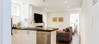 Comfortable Mississauga Stay, Private Entry, Laundry & Wi-Fi
