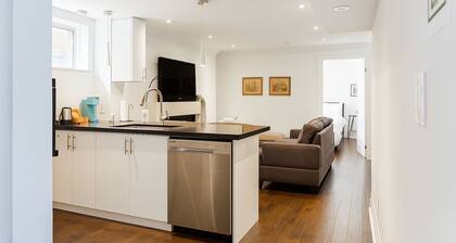 Comfortable Mississauga Stay, Private Entry, Laundry & Wi-Fi