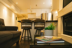 Smart TV, fireplace, books - Comfortable Mississauga Stay, Private Entry, Laundry & Wi-Fi (Mississauga)