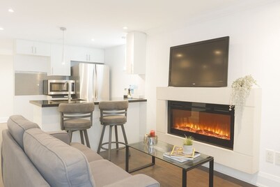 Comfortable Mississauga Stay, Private Entry, Laundry & Wi-Fi