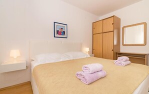 1 bedroom, travel cot, free WiFi - Awesome apartment in Pirovac with WiFi (Pirovac)