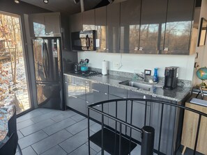 Fridge, microwave, stovetop, coffee/tea maker - NEW LISTING - UFO - Unique Forest Outpost (Galena)