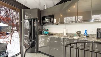 Réfrigérateur, micro-ondes, plaque de cuisson, cafetière/bouilloire