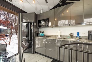 Réfrigérateur, micro-ondes, plaque de cuisson, cafetière/bouilloire