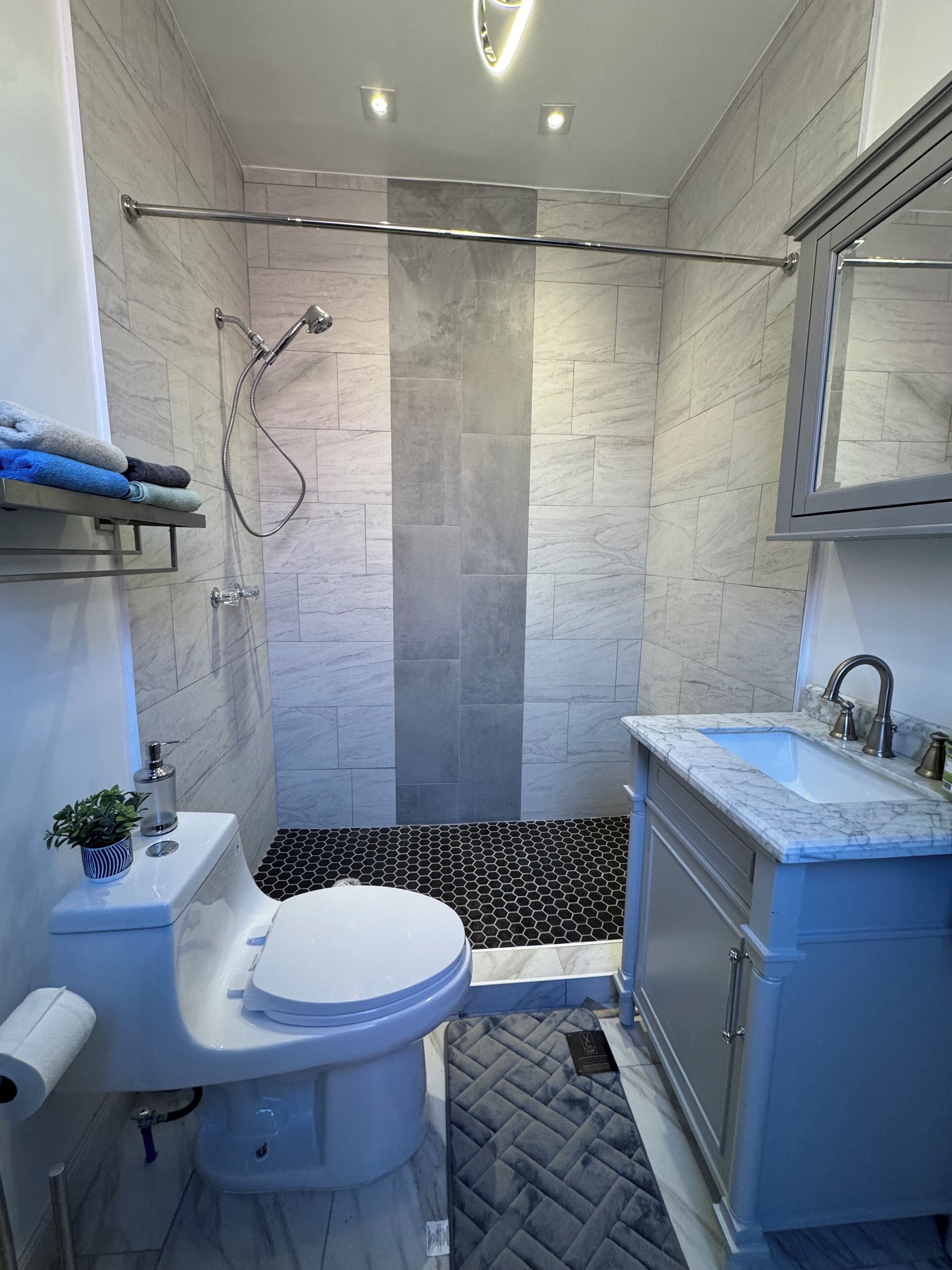 Secadora de cabello, toallas, jabón, papel de baño 