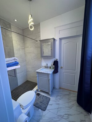 Secador de pelo, toallas, jabón, papel higiénico