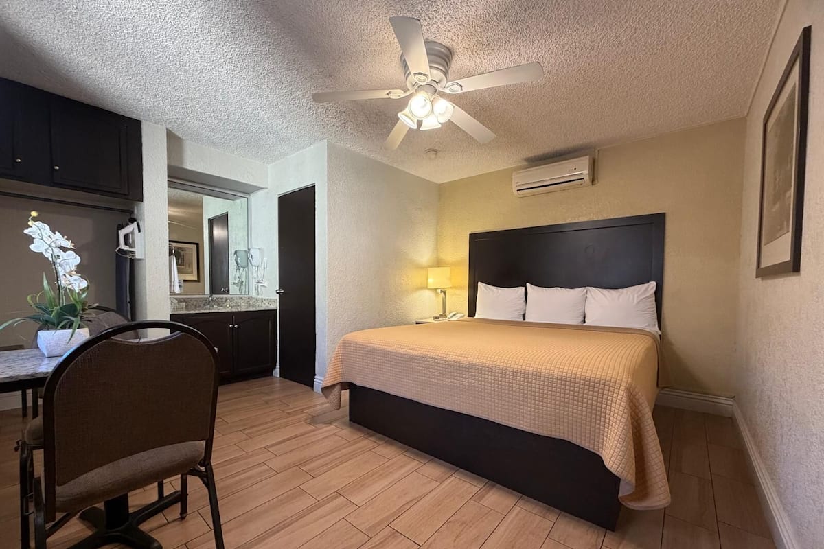 Kamar Double Comfort | Brankas, tirai kedap cahaya, setrika/meja setrika, dan Wi-Fi gratis