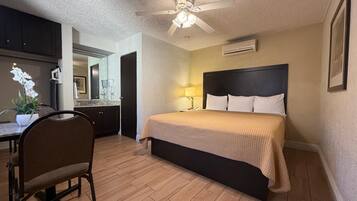 Dobbeltrom – comfort | Safe på rommet, blendingsgardiner og strykejern/-brett