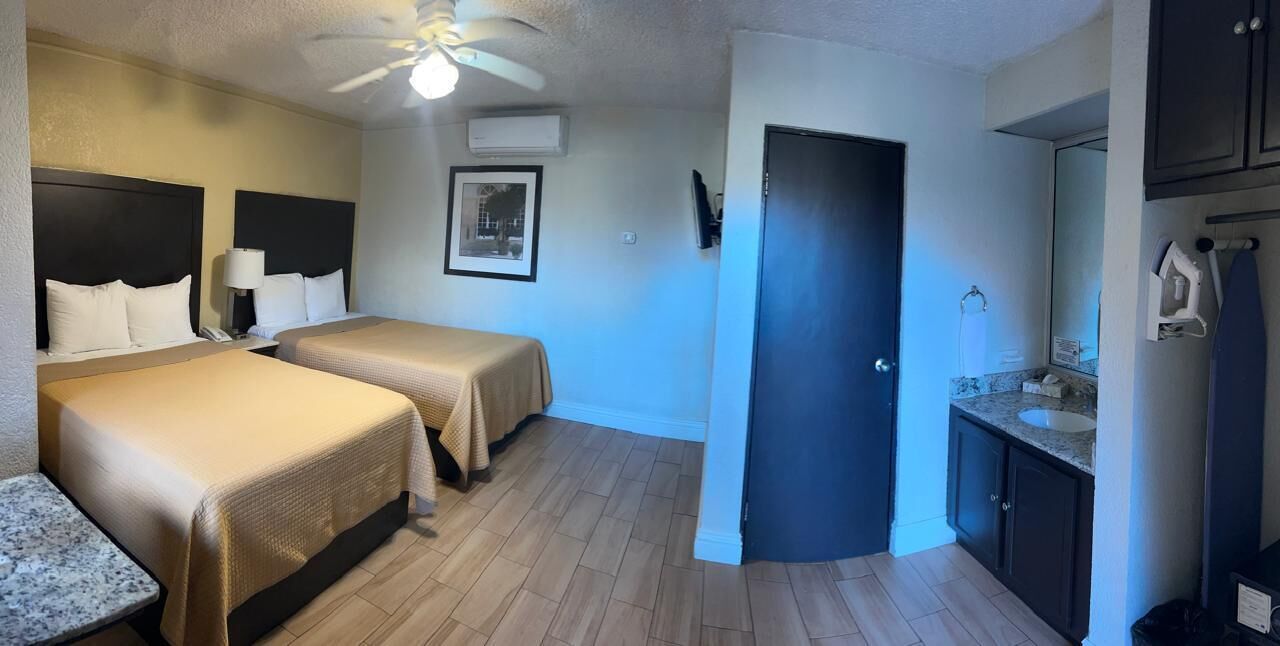 Klassieke vierpersoonskamer | Een kluis op de kamer, verduisterende gordijnen