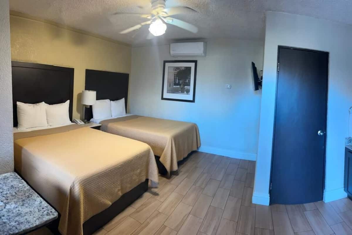 Kamar Quadruple Klasik | Brankas, tirai kedap cahaya, setrika/meja setrika, dan Wi-Fi gratis