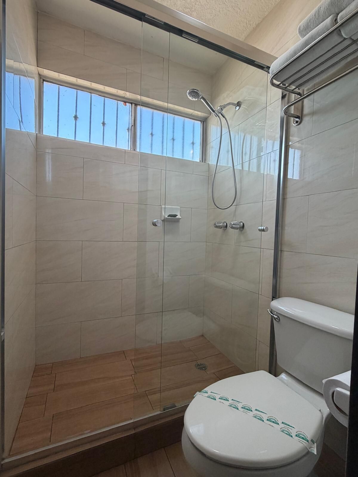 Ducha, secador de pelo, toallas, jabón