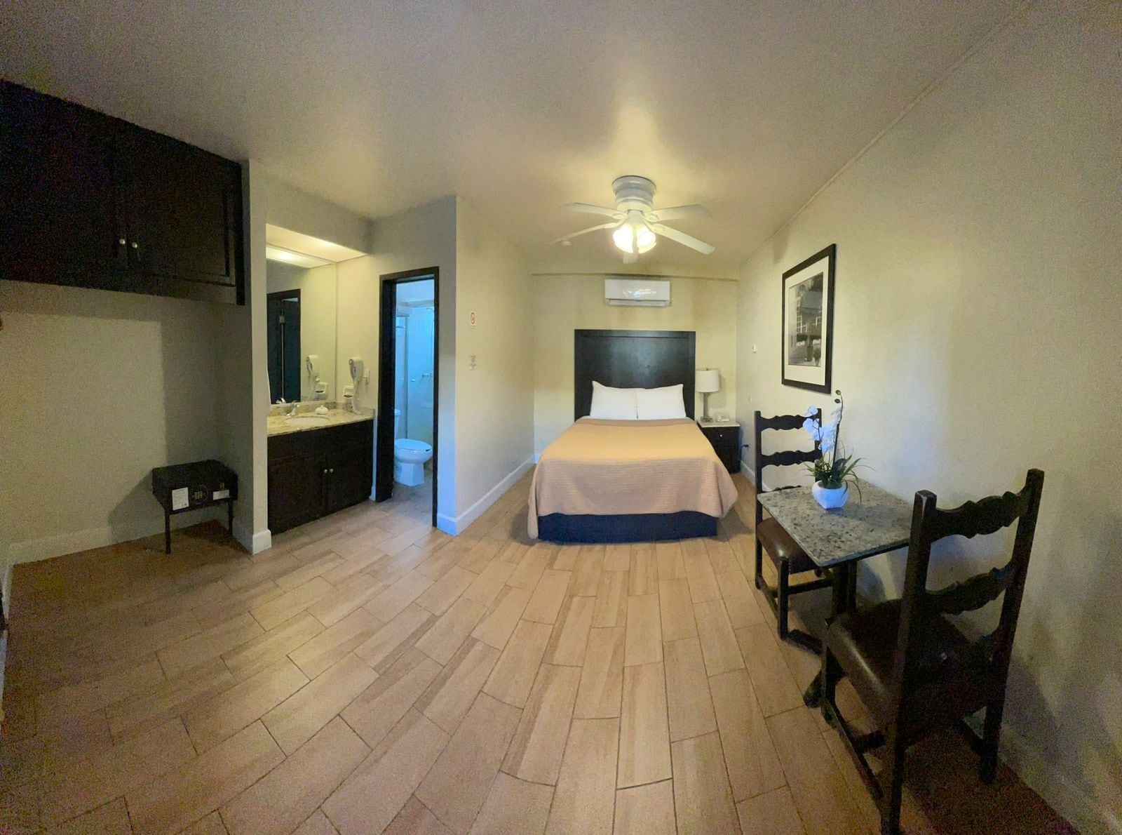 Klassieke tweepersoonskamer, uitzicht op de binnenplaats | Een kluis op de kamer, verduisterende gordijnen