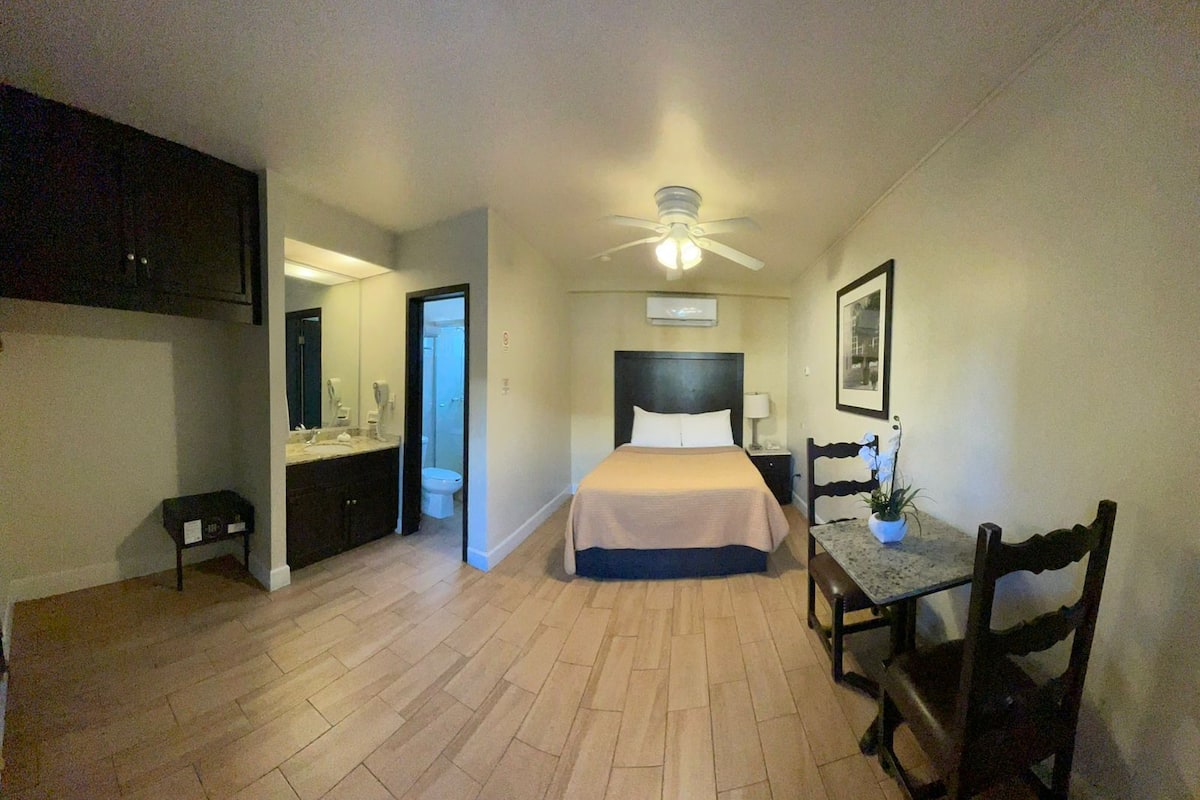 Kamar Double Klasik, pemandangan halaman | Brankas, tirai kedap cahaya, setrika/meja setrika, dan Wi-Fi gratis