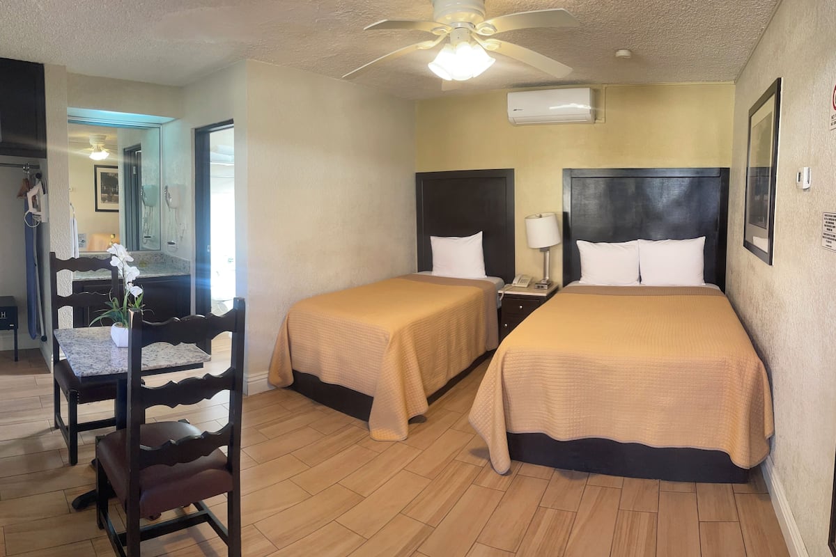 Kamar Triple Klasik, pemandangan halaman | Brankas, tirai kedap cahaya, setrika/meja setrika, dan Wi-Fi gratis