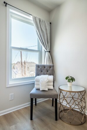 Smart TV, fireplace, foosball, books - Charming 4-Bedroom Newly Remodeled House -Walk to Lake & Restaurants! (Palmer Lake)