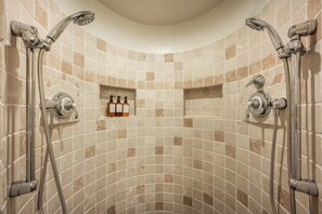 Douche, sèche-cheveux, serviettes fournies, savon