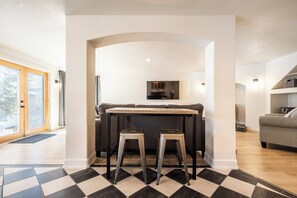 Smart-TV, Kamin, Tischfußball, Bücher