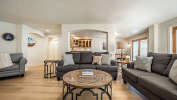 Smart TV, chimenea, futbolito y libros