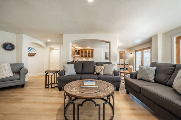 Smart-TV, Kamin, Tischfußball, Bücher