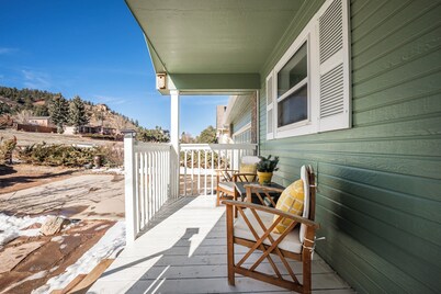 Charming 4-Bedroom Newly Remodeled House -Walk to Lake & Restaurants!