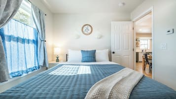 4 habitaciones, escritorio y tabla de planchar con plancha
