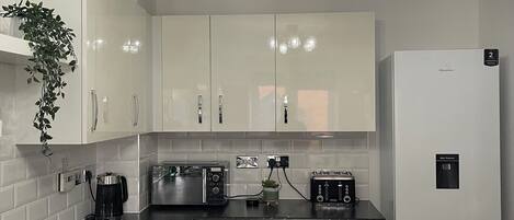 Kjøleskap, mikrobølgeovn, ovn og kokeplater