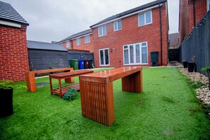 Outdoor dining - Modern Entire 5 bed House sleeps 12 perfect for Family Groups & Business people (Leigh)