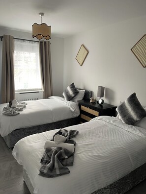 5 bedrooms, in-room safe, desk, iron/ironing board - Modern Entire 5 bed House sleeps 12 perfect for Family Groups & Business people (Leigh)