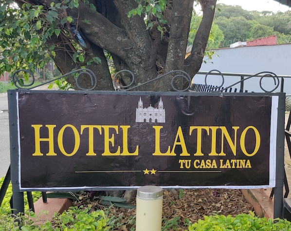 Exterior - Hotel Latino (Santa Ana)