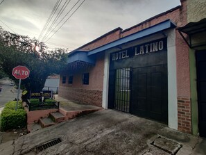 Exterior - Hotel Latino (Santa Ana)