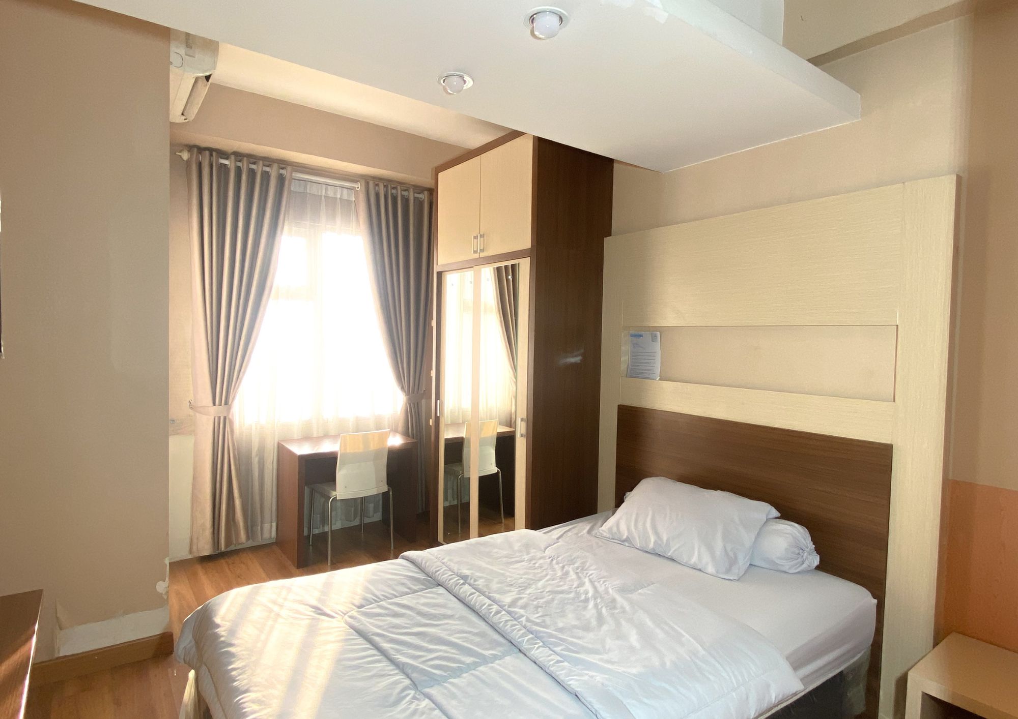 Ein Hotelzimmer mit einem Bett, einem Schreibtisch und einem Stuhl.