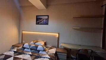 Basic-Studio, Balkon, Stadtblick | Schreibtisch, laptopgeeigneter Arbeitsplatz, kostenloses WLAN