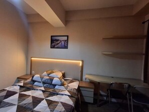 Basic-Studio, Balkon, Stadtblick | Schreibtisch, laptopgeeigneter Arbeitsplatz, kostenloses WLAN