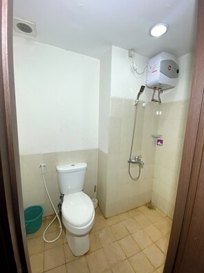 Economy-Einzelzimmer, Balkon | Badezimmer | Dusche, Handtücher, Seife, Shampoo