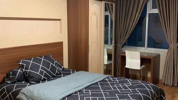 Un dormitorio con una cama, un escritorio y una silla.