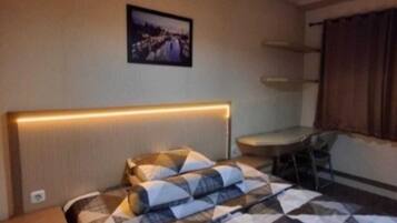 Basic-Studio, Balkon, Stadtblick | Schreibtisch, laptopgeeigneter Arbeitsplatz, kostenloses WLAN